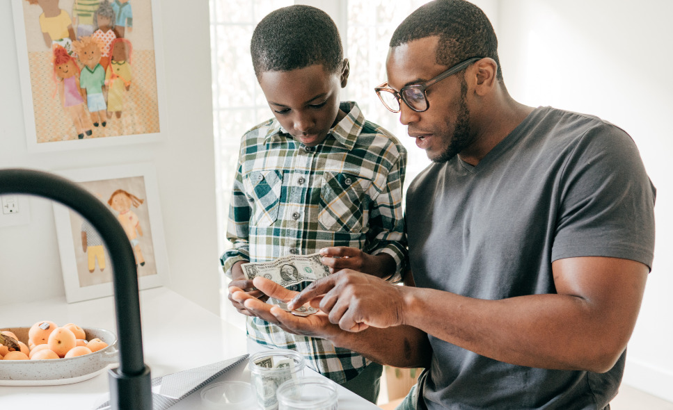 dad helping kid count money